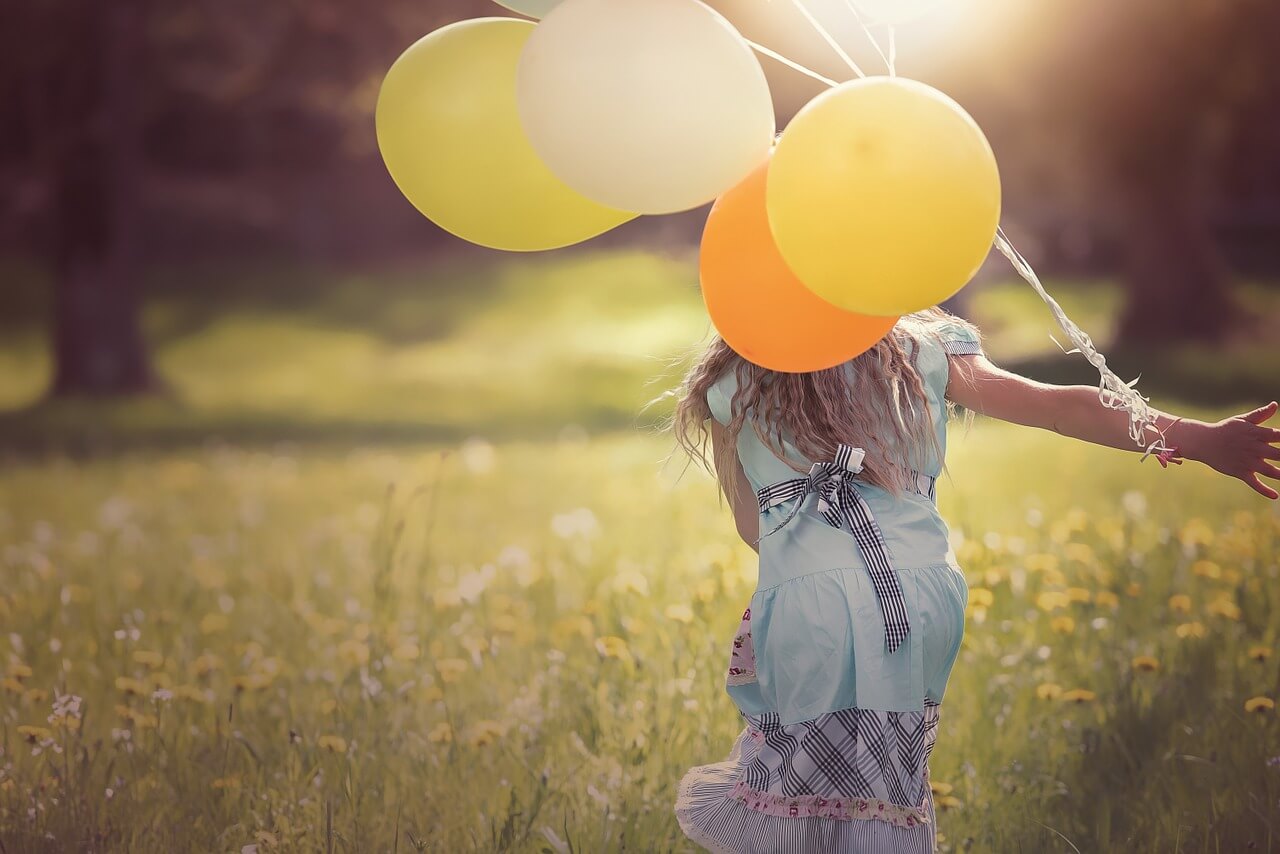 Kind, Luftballons, freies Spiel, spielen, Natur, Blog