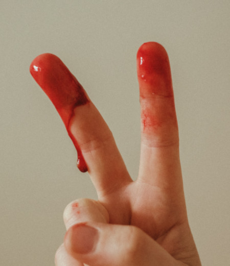 Peace-zeichen mit Blut an den Fingern, Freie Menstruation, Free Bleeding